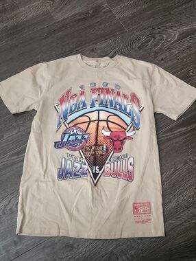 Mitchell & Ness T-Shirt Tan 1998 NBA Finals Bulls vs Jazz Graphic Tee Med